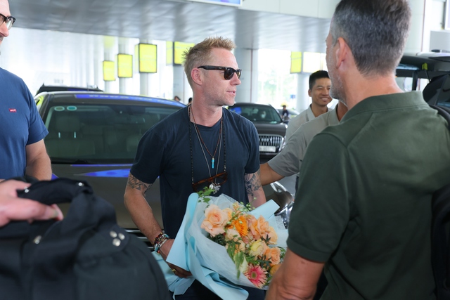Ronan Keating đổ bộ H&agrave; Nội, được fangirl tặng hoa trước khi đốt ch&aacute;y s&acirc;n khấu HAY FEST bằng loạt hit đ&igrave;nh đ&aacute;m - Ảnh 6.