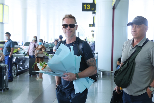 Ronan Keating đổ bộ H&agrave; Nội, được fangirl tặng hoa trước khi đốt ch&aacute;y s&acirc;n khấu HAY FEST bằng loạt hit đ&igrave;nh đ&aacute;m - Ảnh 5.