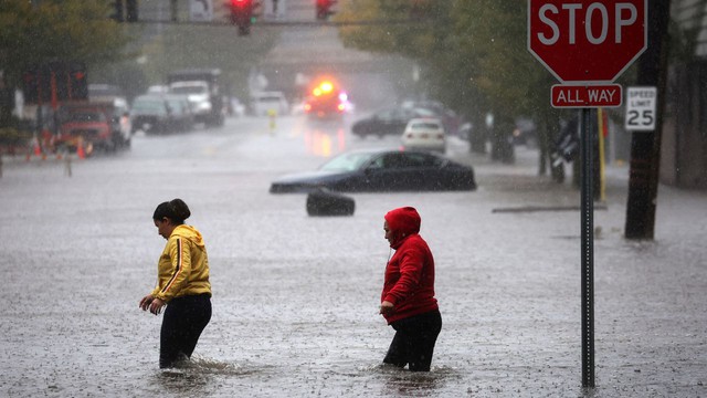 Chùm ảnh: New York hoa lệ ngập thành sông, tạo nên cảnh tượng chưa từng thấy sau trận mưa lịch sử