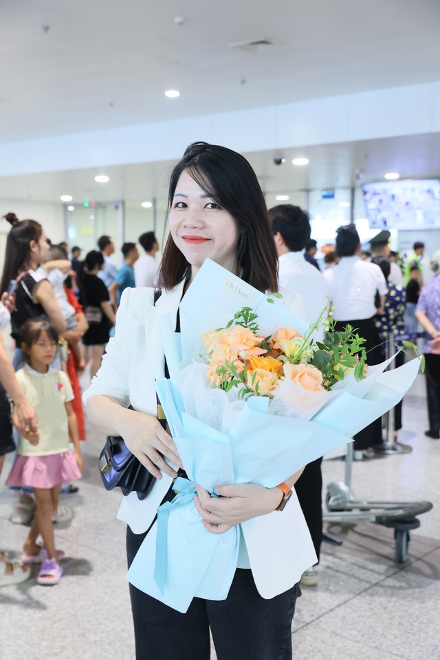 Ronan Keating đổ bộ H&agrave; Nội, được fangirl tặng hoa trước khi đốt ch&aacute;y s&acirc;n khấu HAY FEST bằng loạt hit đ&igrave;nh đ&aacute;m - Ảnh 4.