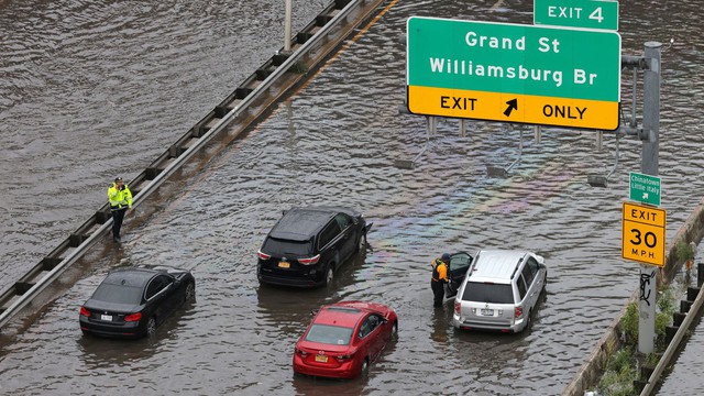 Mỹ ban bố tình trạng khẩn cấp vì ngập lụt nghiêm trọng ở New York - Ảnh 10.