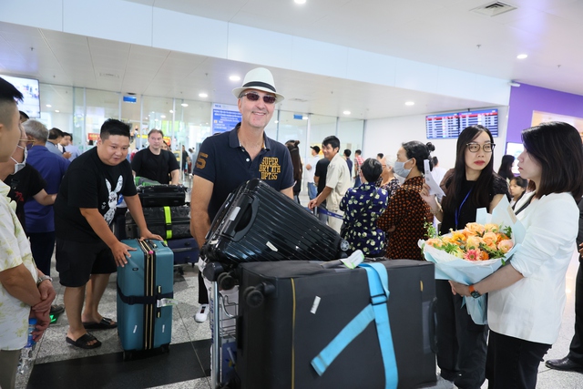 Ronan Keating đổ bộ H&agrave; Nội, được fangirl tặng hoa trước khi đốt ch&aacute;y s&acirc;n khấu HAY FEST bằng loạt hit đ&igrave;nh đ&aacute;m - Ảnh 2.