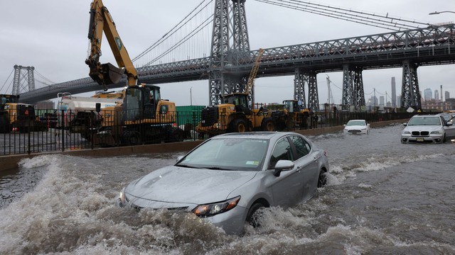Mỹ ban bố tình trạng khẩn cấp vì ngập lụt nghiêm trọng ở New York