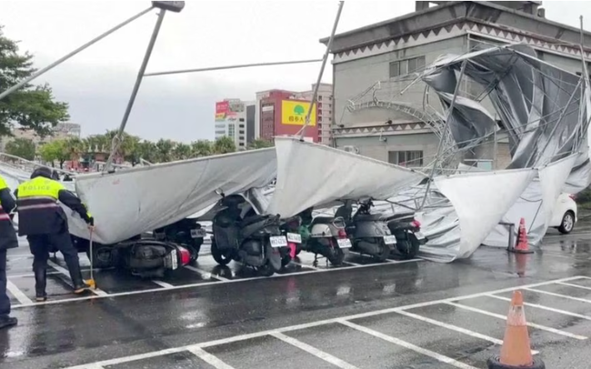 Bão Haikui đổ bộ vào Đài Loan (Trung Quốc) khiến ít nhất 44 người bị thương - Ảnh 1.