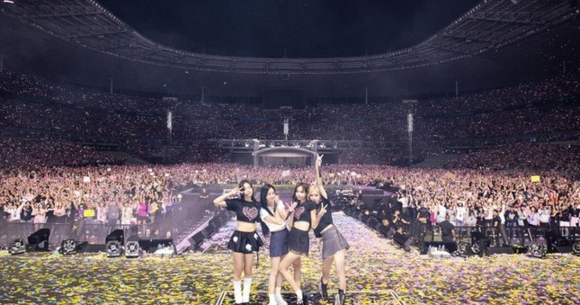 Hành động của Jennie khiến báo Pháp tiếp tục chê bai BLACKPINK - Ảnh 2.