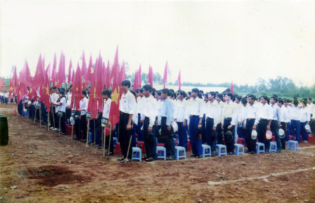 Những hình ảnh lễ khai giảng ngày xửa ngày xưa: Một tấm phông vải cắt hồ dán, áo trắng quần xanh giản dị - Ảnh 15.