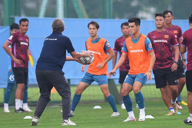 Văn Toàn thèm nói tiếng Việt, tập buổi đầu tiên với đội tuyển Việt Nam - Ảnh 7.