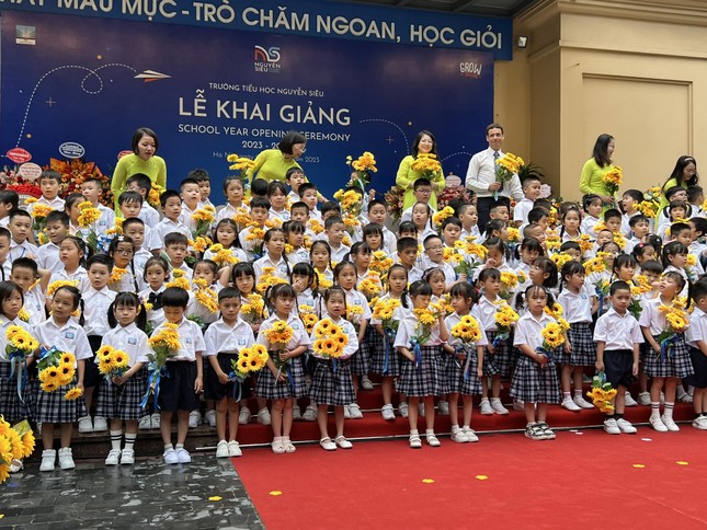 Học sinh trường Nguyễn Siêu hát vang trong lễ khai giảng sớm - Ảnh 4.