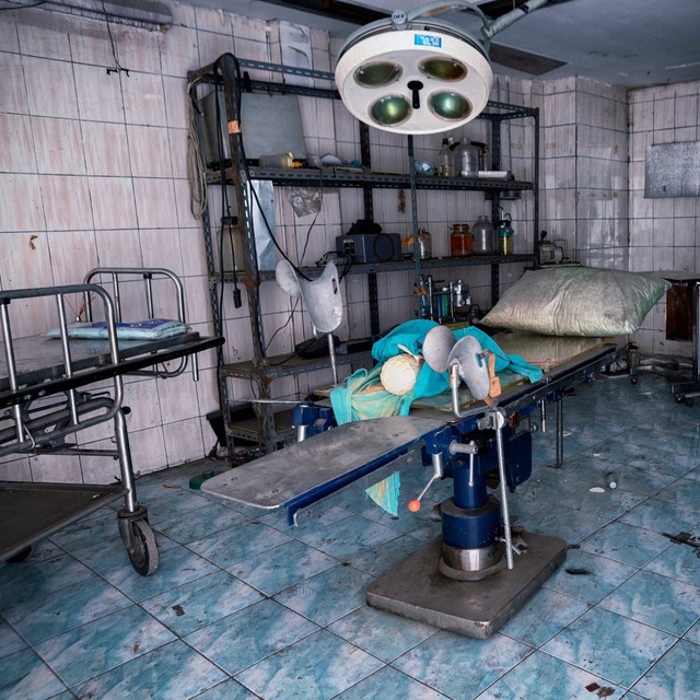 Bên trong Navanakorn: Bệnh viện bỏ hoang cả thập kỷ giữa lòng Bangkok, khung cảnh mục nát gây 'rợn tóc gáy'