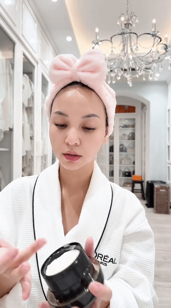 Nữ CEO sống trong penthouse có nhan sắc lão hóa ngược, U40 mà da dẻ trắng mịn căng bóng khiến hội gái trẻ cũng phải ghen - Ảnh 14. Nữ CEO sống trong penthouse có nhan sắc lão hóa ngược, U40 mà da dẻ trắng mịn căng bóng khiến hội gái trẻ cũng phải ghen - Ảnh 14.