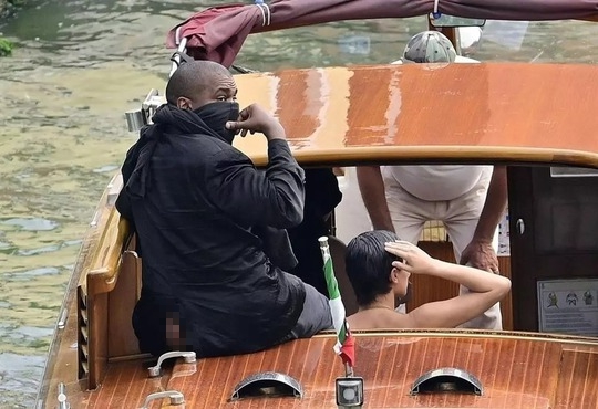 Kanye West và vợ bị cấm cửa vì hành vi thô tục - Ảnh 3.