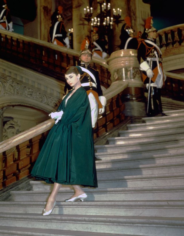 Hơn 60 năm nhìn lại, outfit của Audrey Hepburn trong Funny Face vẫn đẹp kinh điển, thậm chí còn hợp mốt - Ảnh 8.
