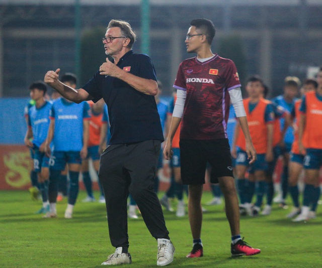 HLV Troussier đối đầu học tr&ograve; đội tuyển Việt Nam khi chuyền b&oacute;ng bằng tay như chơi b&oacute;ng chuyền - Ảnh 8.