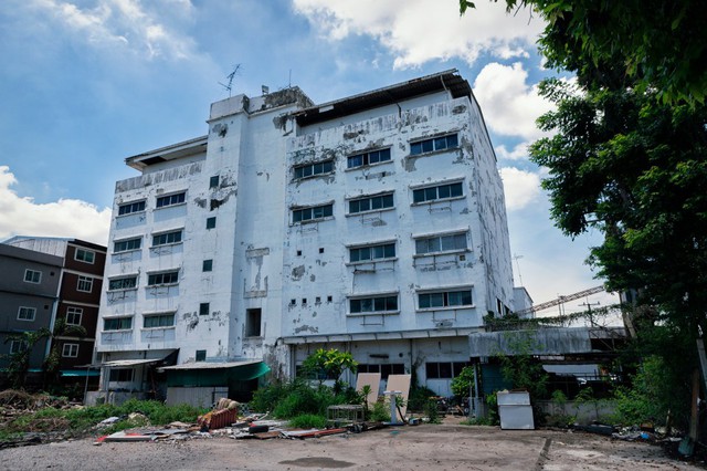 Bên trong Navanakorn: Bệnh viện bỏ hoang cả thập kỷ giữa lòng Bangkok, khung cảnh mục nát gây rợn tóc gáy - Ảnh 1.