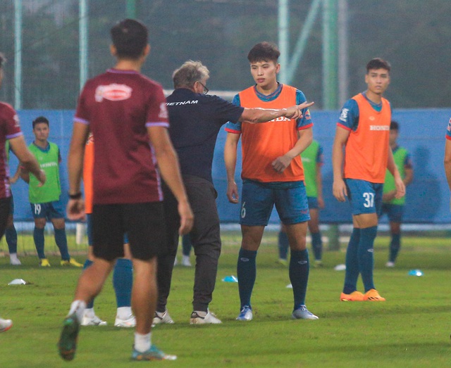 HLV Troussier đối đầu học tr&ograve; đội tuyển Việt Nam khi chuyền b&oacute;ng bằng tay như chơi b&oacute;ng chuyền - Ảnh 5.