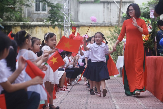 Khai giảng tại ngôi trường đặc biệt ở Hà Nội, dùng tay hát quốc ca - Ảnh 25.