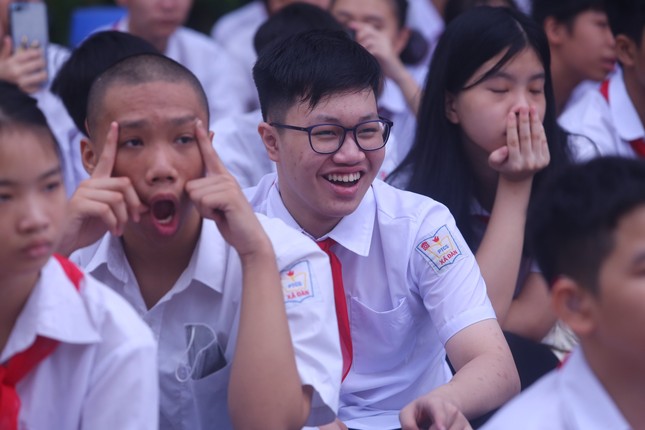 Khai giảng tại ngôi trường đặc biệt ở Hà Nội, dùng tay hát quốc ca - Ảnh 15.
