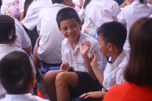 Khai giảng tại ngôi trường đặc biệt ở Hà Nội, dùng tay hát quốc ca - Ảnh 14.