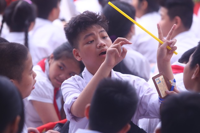 Khai giảng tại ngôi trường đặc biệt ở Hà Nội, dùng tay hát quốc ca - Ảnh 12.