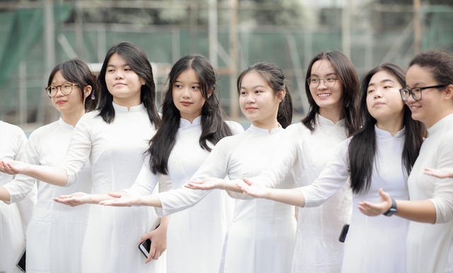 Chùm hình ảnh nhập lễ khai trường minh chứng nữ giới sinh Việt cứ khoác áo lâu năm là tự động hóa xinh! - Hình ảnh 1.