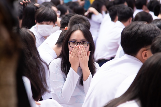 Toàn cảnh lễ khai giảng năm học mới 2023 - 2024: Diễn ra nhanh - gọn, những tà áo dài trắng chiếm spotlight - Ảnh 21.