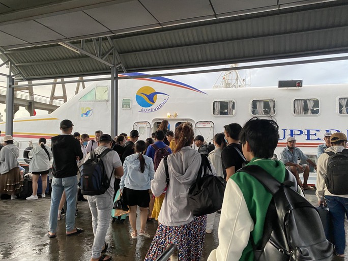 Thông báo mới về các chuyến tàu, phà đi Phú Quốc và các đảo ở Kiên Giang - Ảnh 2. Thông báo mới về các chuyến tàu, phà đi Phú Quốc và các đảo ở Kiên Giang - Ảnh 2.