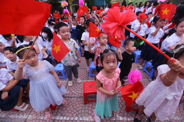 Khai giảng tại ngôi trường đặc biệt ở Hà Nội, dùng tay hát quốc ca - Ảnh 5.