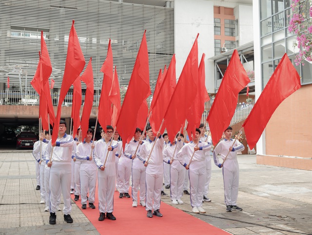 Toàn cảnh lễ khai giảng năm học mới 2023 - 2024: Diễn ra nhanh - gọn, những tà áo dài trắng chiếm spotlight - Ảnh 14.