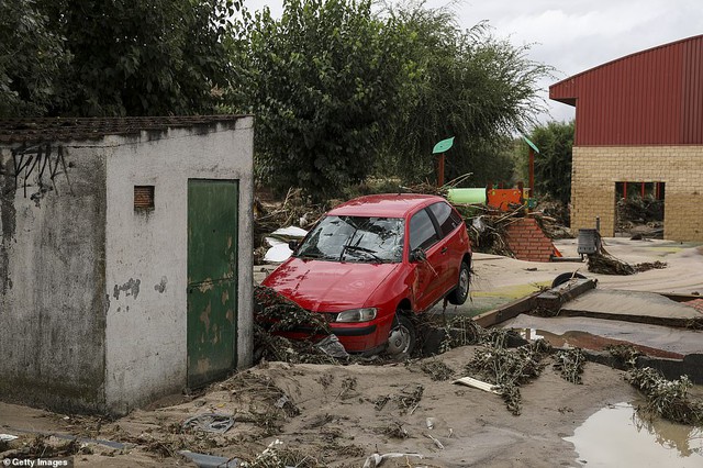 Chùm ảnh: Ô tô, tàu điện chìm trong biển nước, 1000 người cầu cứu giữa đêm sau trận mưa lũ kinh hoàng tại Madrid