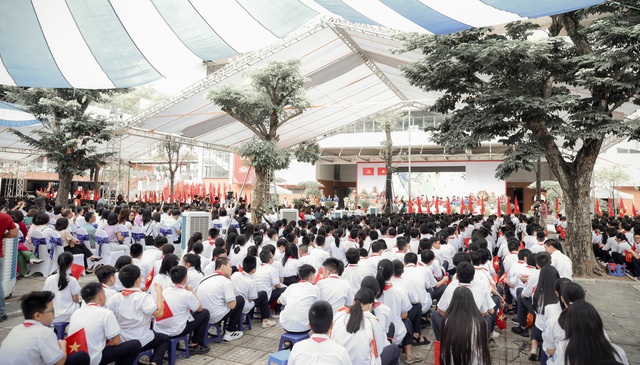 Toàn cảnh lễ khai giảng năm học mới 2023 - 2024: Diễn ra nhanh - gọn, những tà áo dài trắng chiếm spotlight - Ảnh 10.