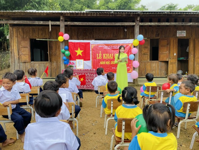 Xúc động lễ khai giảng của cô trò điểm trường vùng núi Quảng Nam - Ảnh 3.
