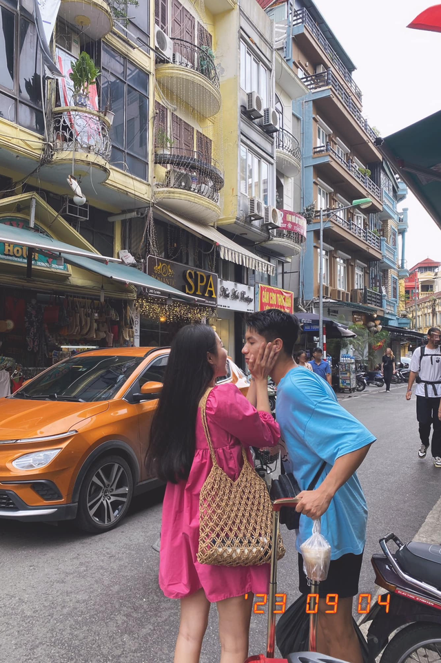 Tiền vệ tuyển Việt Nam công khai khoá môi bạn gái xinh đẹp, khẳng định chủ quyền - Ảnh 2.