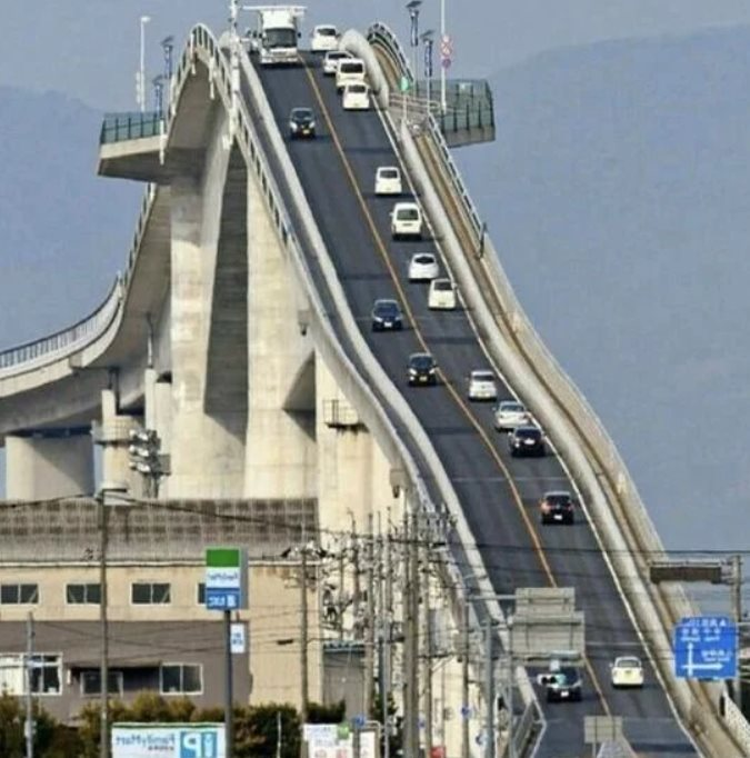 Chi hơn 4,8 nghìn tỷ xây cầu, Nhật Bản khiến thế giới ngỡ ngàng với công trình “dốc đứng lên trời” độc nhất vô nhị