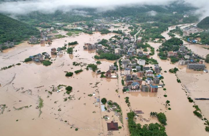 Giao thông tê liệt, trường học đóng cửa do hoàn lưu bão Haikui ở Trung Quốc