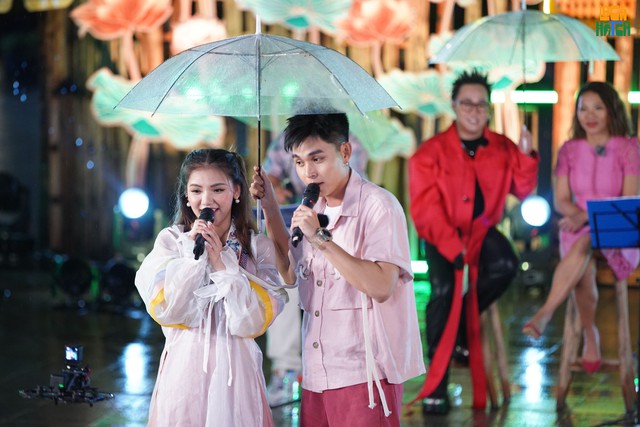 Hà Trần khiến Jun Phạm - Ngô Kiến Huy đứng hình, dàn nghệ sĩ biểu diễn hết mình dưới cơn mưa nặng hạt - Ảnh 5.