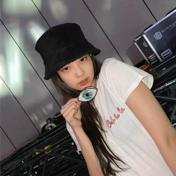 C&aacute;ch Jennie (BLACKPINK) chế ngự năng lượng ti&ecirc;u cực: Chơi hệ t&acirc;m linh, m&ecirc; đồ phong thủy v&agrave; mang theo b&ecirc;n m&igrave;nh mọi l&uacute;c - Ảnh 1.