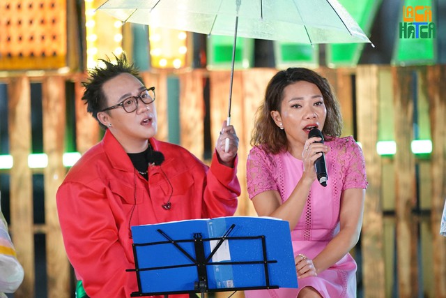 Hà Trần khiến Jun Phạm - Ngô Kiến Huy đứng hình, dàn nghệ sĩ biểu diễn hết mình dưới cơn mưa nặng hạt - Ảnh 1.