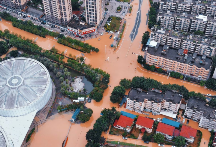 Giao thông tê liệt, trường học đóng cửa do bão Haikui tràn vào Trung Quốc