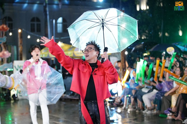 Hà Trần khiến Jun Phạm - Ngô Kiến Huy đứng hình, dàn nghệ sĩ biểu diễn hết mình dưới cơn mưa nặng hạt - Ảnh 7.