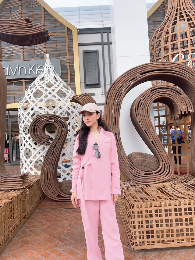 Street style sao Việt: Kỳ Duyên chụp ảnh cùng nhân vật hot, Thùy Tiên chọn đồ đơn giản đi cà phê - Ảnh 12.