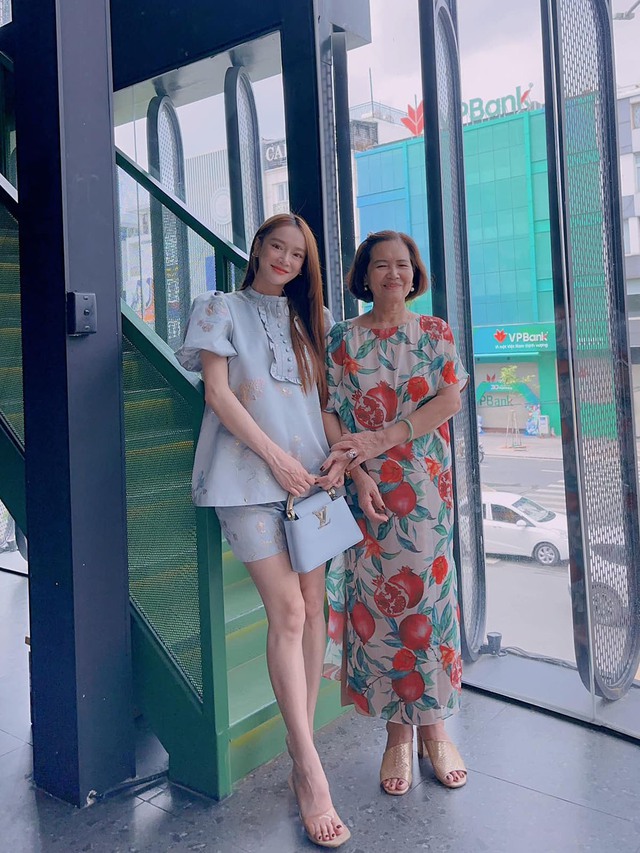 Street style sao Việt: Kỳ Duyên chụp ảnh cùng nhân vật hot, Thùy Tiên chọn đồ đơn giản đi cà phê - Ảnh 2.