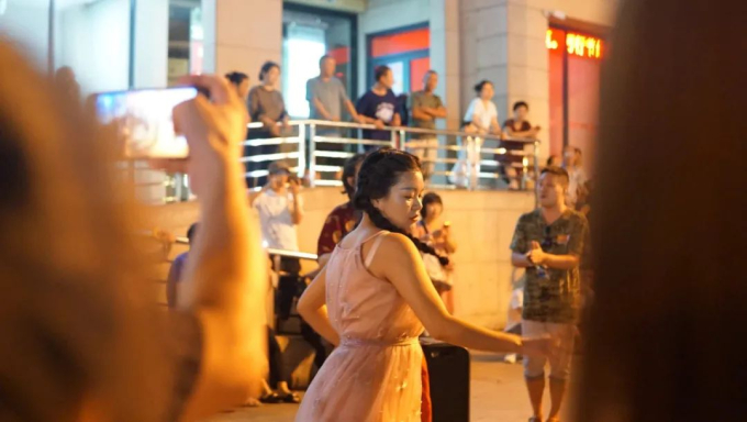 Người trẻ Trung Quốc rủ nhau làm diễn viên ở phim trường rộng nhất thế giới: Nằm im cũng kiếm ra tiền, dễ sống hơn 'vật lộn trong thành phố'
