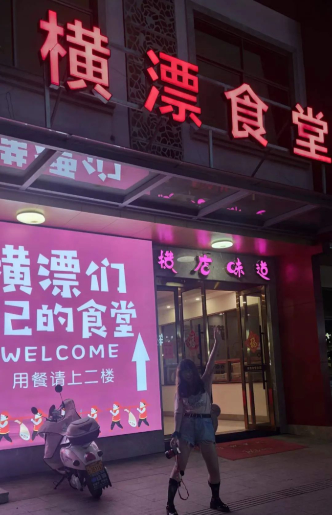 Người trẻ Trung Quốc rủ nhau làm diễn viên ở phim trường rộng nhất thế giới: Nằm im cũng kiếm ra tiền, dễ sống hơn 'vật lộn trong thành phố'