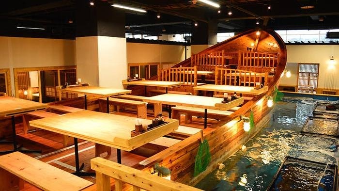 Nhà hàng Nhật thu hút khách nhờ chiêu trò 'độc nhất vô nhị': Cho khách bắt cá, tôm ăn ngay tại bàn