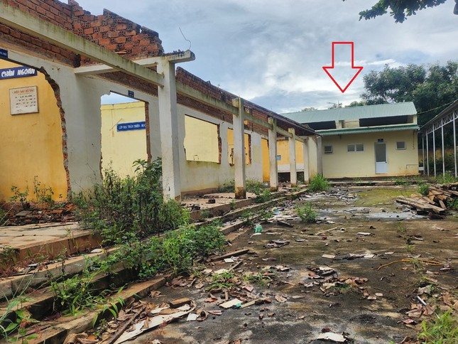Nh&agrave; vệ sinh mới kh&oacute;a tr&aacute;i, học sinh n&iacute;n nhịn v&igrave; chỗ cũ qu&aacute; bẩn - Ảnh 2.