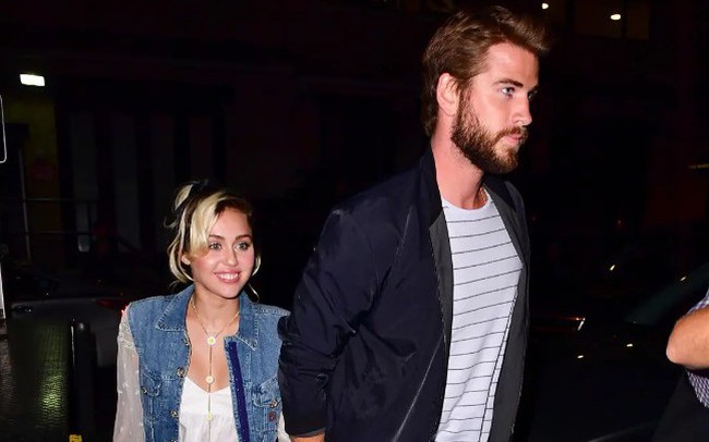 Miley Cyrus nhắc lại cuộc h&ocirc;n nh&acirc;n tan vỡ với Liam Hemsworth - Ảnh 1.