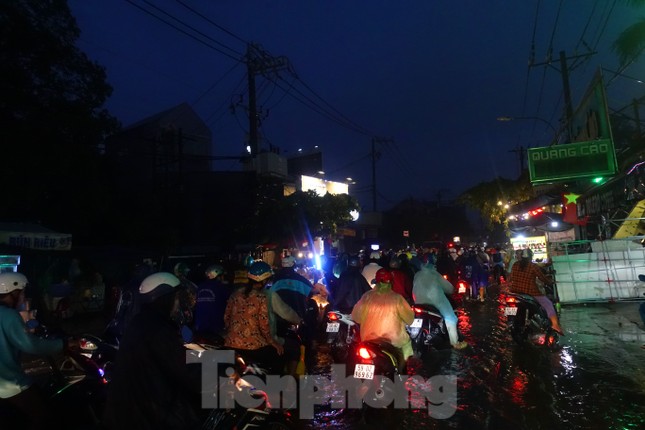 Hầm chui Tân Tạo thất thủ, người dân TPHCM khóc trong cơn mưa - Ảnh 13.