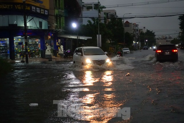 Hầm chui Tân Tạo thất thủ, người dân TPHCM khóc trong cơn mưa - Ảnh 4.