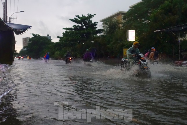 Hầm chui Tân Tạo thất thủ, người dân TPHCM khóc trong cơn mưa - Ảnh 3.