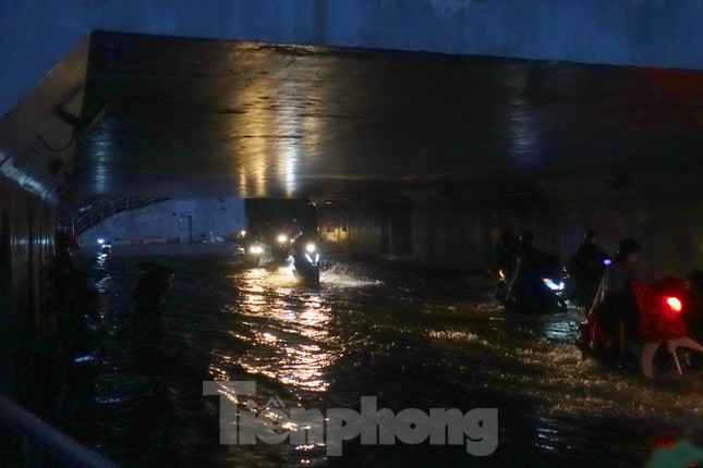 Hầm chui Tân Tạo thất thủ, người dân TPHCM khóc trong cơn mưa - Ảnh 2.